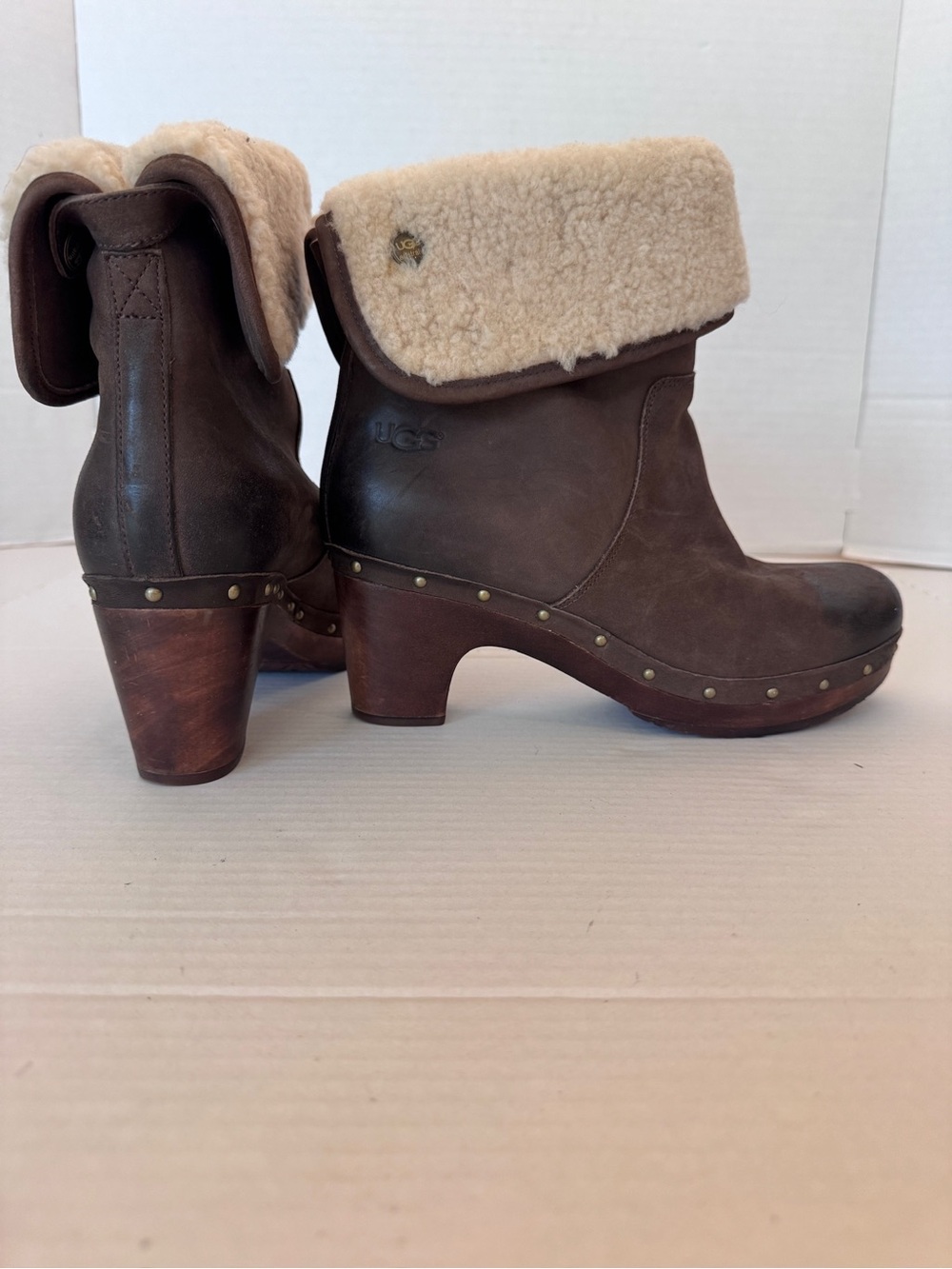 UGG Australia Women's 8 Lynnea Leather Shearling Fur Clog Boots Studded